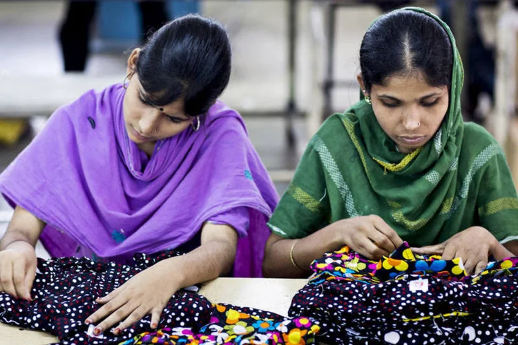 Trabalhadoras da indústria têxtil de Dhaka, em Bangladesh (Jeff Holt/Bloomberg)