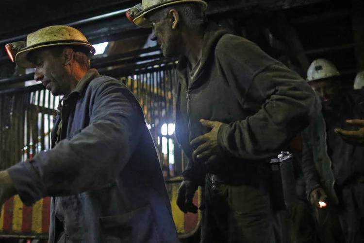 Trabalhadores que estavam presos em mina na Bósnia saem do local (Dado Ruvic/Reuters)