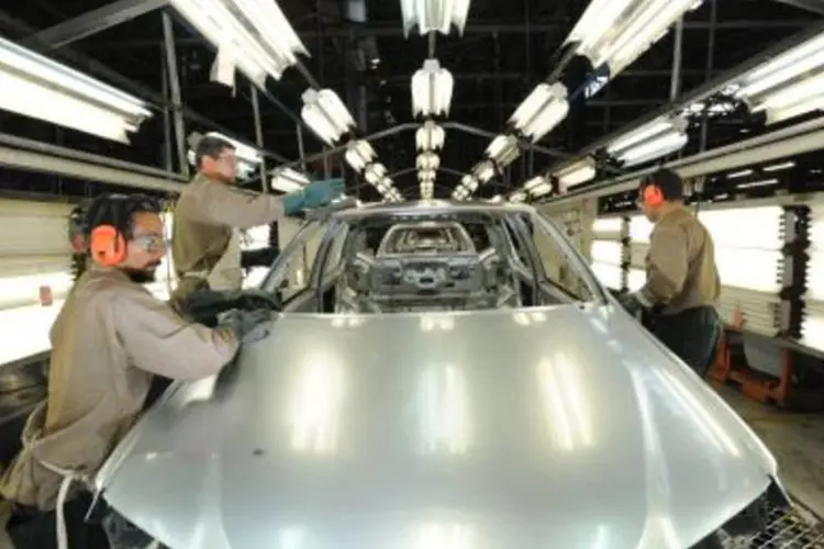Trabalhadores em fábrica automotiva: emprego industrial aumentou em março ante fevereiro.  (.)