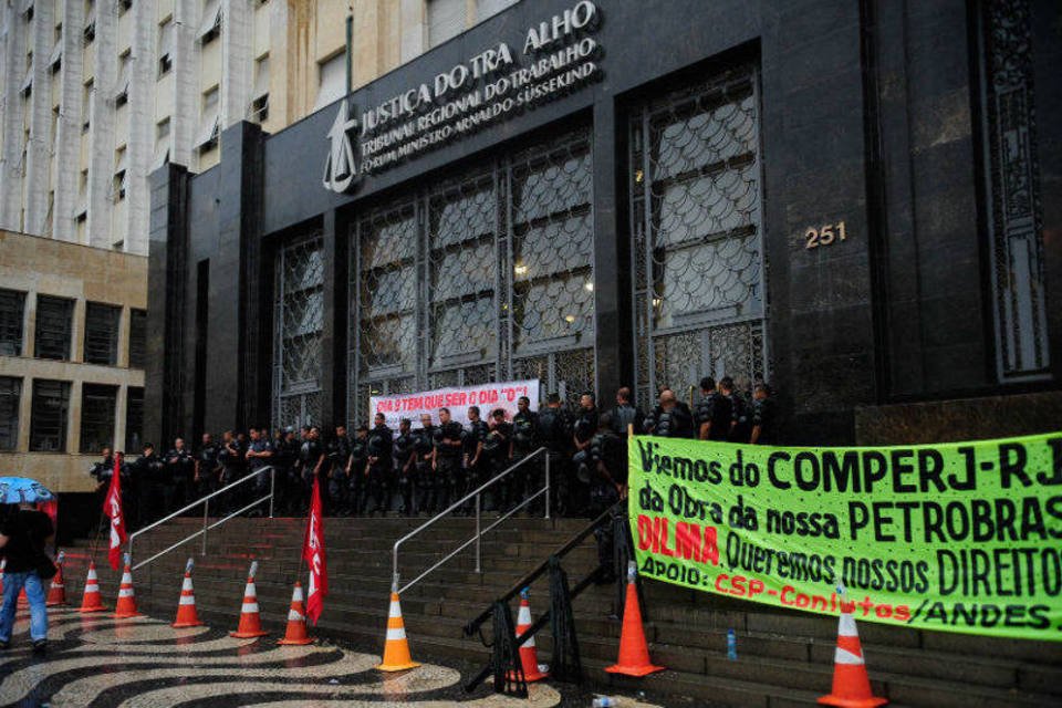 Trabalhadores fazem acordo e liberam saída de funcionários