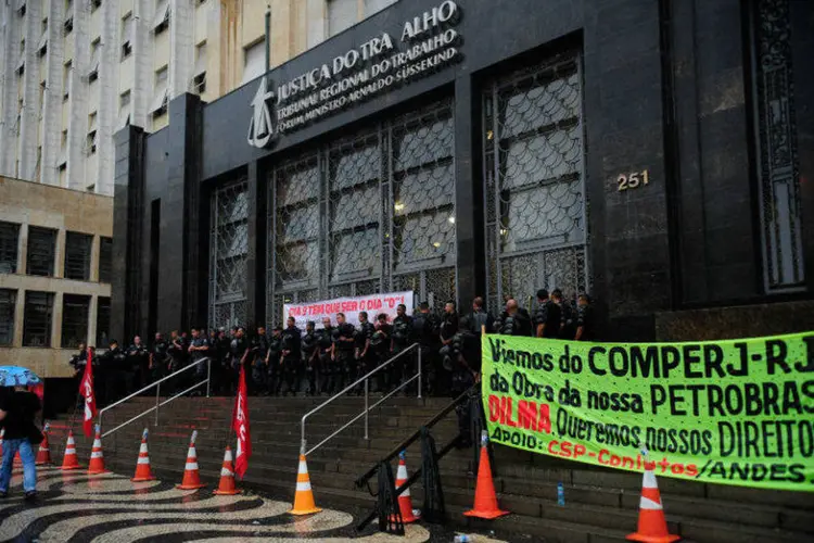Trabalhadores da Comperj ocupam a sede do TRT do Rio de Janeiro (Thomaz Silva/ABr)