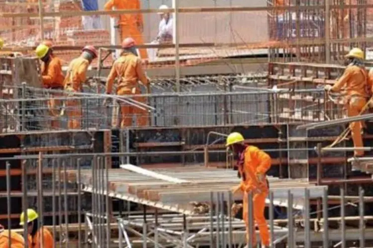 Na construção civil sugiram 30 mil vagas, 2,3% acima do saldo líquido do mês anterior (Evaristo Sa/AFP)