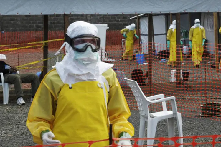 Trabalhadores do MSF preparam campo de isolamento para o vírus ebola, em Monróvia (2Tango/Reuters)