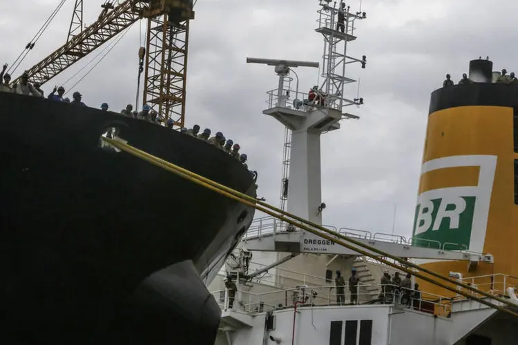 
	Petrobras: a decis&atilde;o da Justi&ccedil;a Federal apenas &ldquo;determina que a compradora n&atilde;o poder&aacute; dispor das a&ccedil;&otilde;es adquiridas&rdquo;, sem necessariamente suspender a opera&ccedil;&atilde;o
 (Mario Tama/ Getty Images)