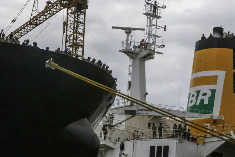 
	Trabalhadores em esta&ccedil;&atilde;o de Niter&oacute;i da Petrobras: &agrave;s 10h18, o Ibovespa ca&iacute;a 0,62 por cento, a 53.376 pontos
 (Mario Tama/ Getty Images)