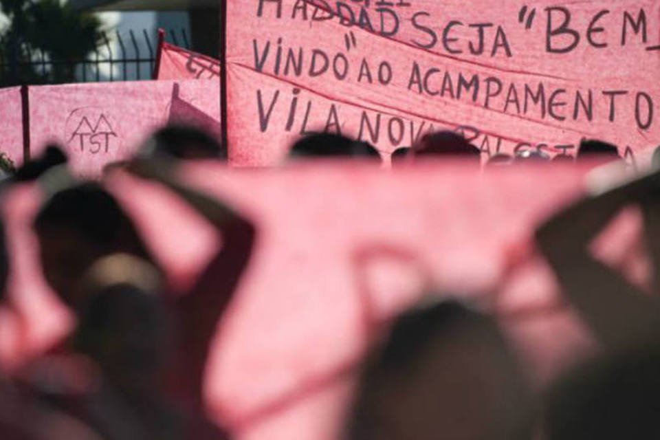 Manifestantes fazem passeata por moradia em São Paulo