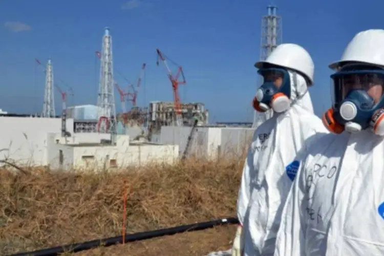 Trabalhadores nucleares são vistos na usina nuclear de Okuma, Fukushima (Yoshikazu Tsuno/AFP)