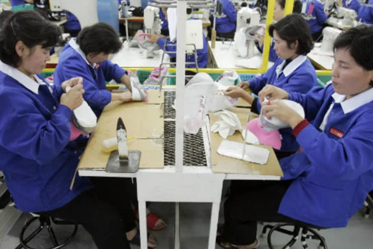 Trabalhadores norte-coreanos fazem sapatos em uma fábrica do parque industrial de Kaesong, na Coreia do Norte (foto de arquivo) (REUTERS / Lee Jin-man)