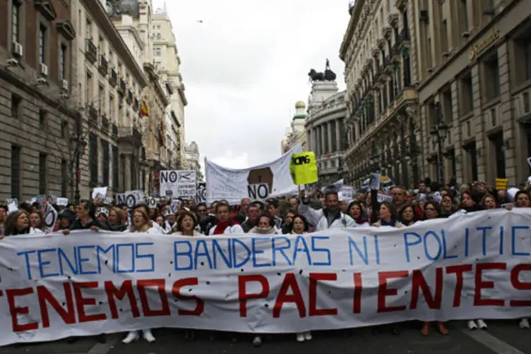 Trabalhadores marcham contra medidas de austeridade em Madri em outro protesto, no dia 16 de dezembro de 2012. Bandeira diz: "Não temos bandeiras ou partidos, temos pacientes" (REUTERS/Juan Medina)