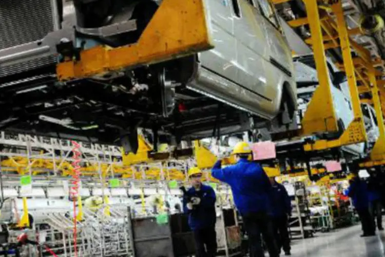 Trabalhadores numa fábrica de carros em Qingdao, no sudoeste da China: o HSBC anunciou que setor industrial da China caiu em janeiro pela primeira vez em seis meses (AFP/Arquivos/AFP)
