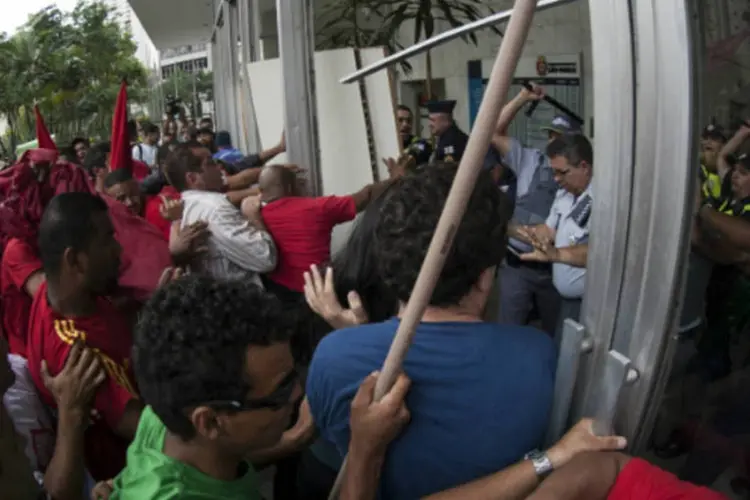 Protesto por moradia: os manifestantes entraram em confronto com policiais militares e guardas municipais em frente à Câmara Municipal (Marcelo Camargo/ABr)