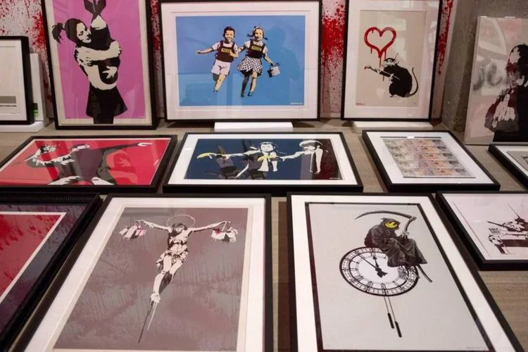
	Quadros de Bansky em galeria: Um castelo, um moinho de vento e um cavalo de metal est&atilde;o entre as obras que apareceram no lugar
 (Neil Hall/Reuters)