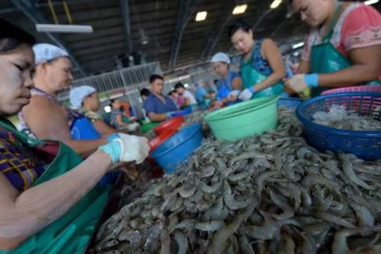 Muitos trabalhadores vivem condições de escravidão em oficinas têxteis ou mercados como os de Bangcoc (Pornchai Kittiwongsakul/AFP)