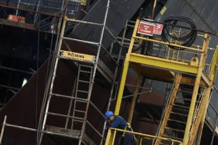 Trabalhador em estaleiro de Vigo, Espanha: no fim de março, 4.451.939 pessoas estavam inscritas nas agências de emprego (Miguel Riopa/AFP)