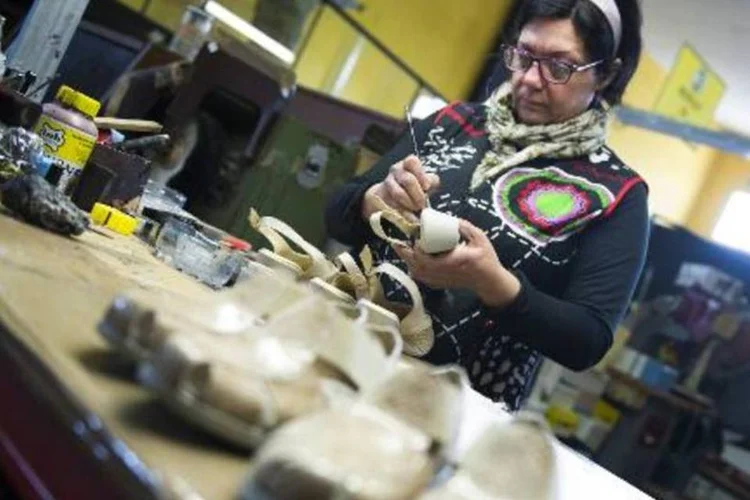 Mulher trabalha em fábrica de sapatos na Espanha: quarta economia da zona do euro saiu em 2014 de cinco anos de recessão, com uma alta de 1,4% do PIB (Jose Jordan/AFP)