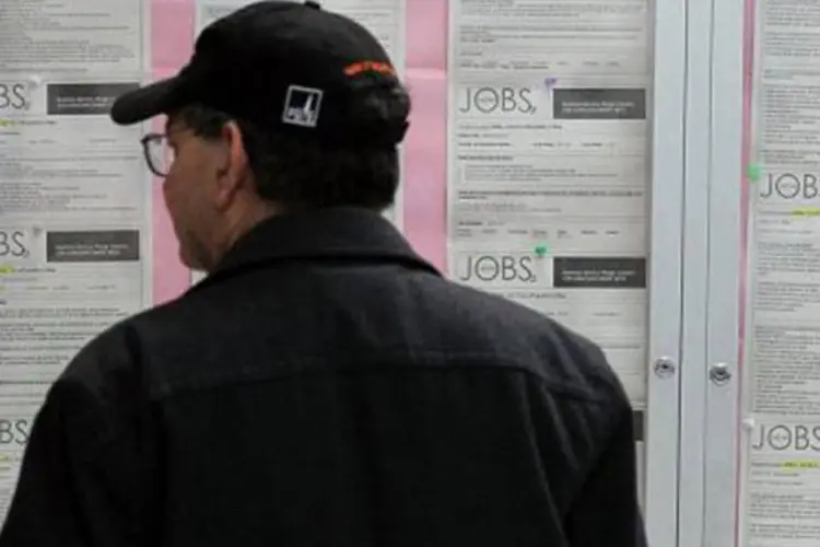Homem procura emprego em anúncios dos Estados Unidos: os analistas projetavam uma criação de 100.000 postos em junho (Justin Sullivan/Getty Images/AFP)
