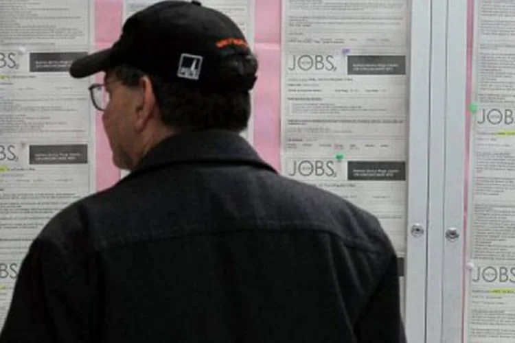 Homem procura emprego em anúncios dos Estados Unidos: os dados do relatório do ADP marcam 24 meses consecutivos de aumento de emprego no setor privado (Justin Sullivan/Getty Images/AFP)