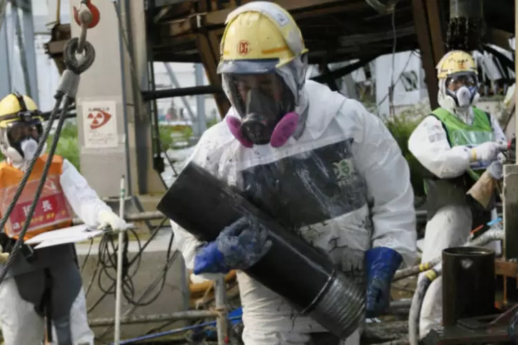 
	Fukushima: edif&iacute;cios est&atilde;o atualmente inacess&iacute;veis para os trabalhadores devido os elevados n&iacute;veis de radia&ccedil;&atilde;o
 (Kimimasa Mayama/Pool/Reuters)