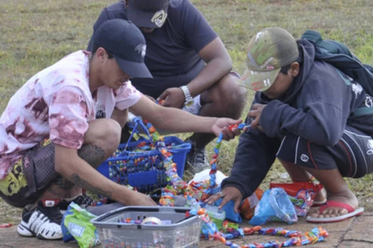
	Menores vendem doces pr&oacute;ximo &agrave; Esta&ccedil;&atilde;o Rodovi&aacute;ria de Bras&iacute;lia para ajudar nas despesas de casa:&nbsp;h&aacute; 215 milh&otilde;es de crian&ccedil;as e adolescentes de 5 a 17 anos trabalhando no mundo
 (Renato Araújo/ABr)