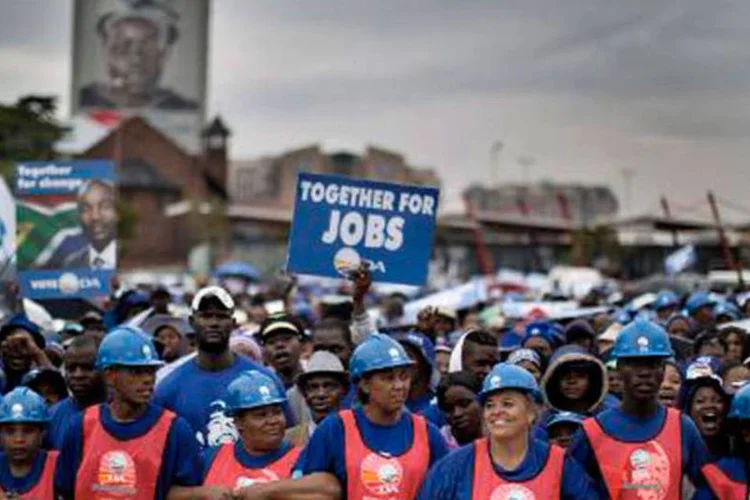 Protesto em 23 de abril em Johannesburgo, na África do Sul, para exigir mais empregos (Marco Longari/AFP)