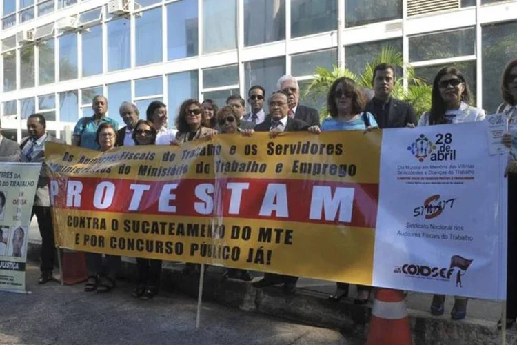 
	Protesto: inten&ccedil;&atilde;o do Sindicato Nacional dos Auditores Fiscais do Trabalho (Sinait) &eacute; chamar a aten&ccedil;&atilde;o para a falta de condi&ccedil;&otilde;es de trabalho e melhorias na estrutura do MTE
 (Elza Fiuza/Agencia Brasil)