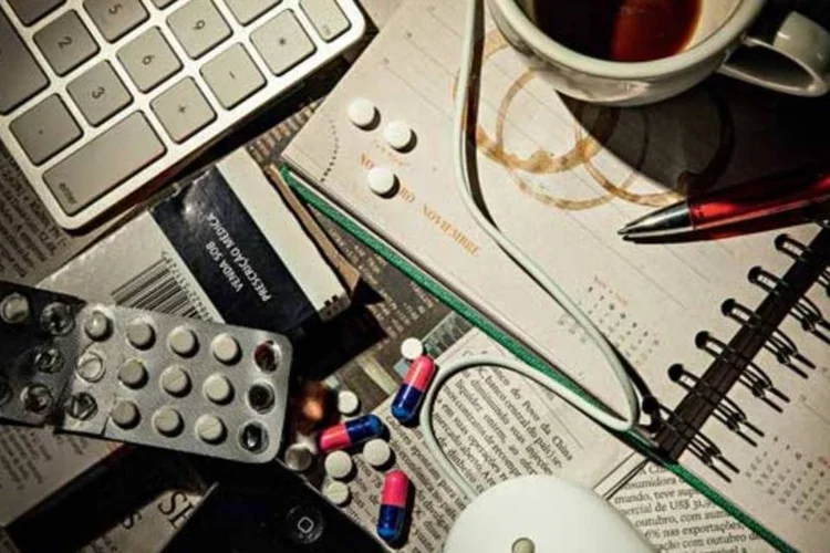 Imagem de remédios sobre mesa de trabalho (Fábio Heizenreder/EXAME.com)