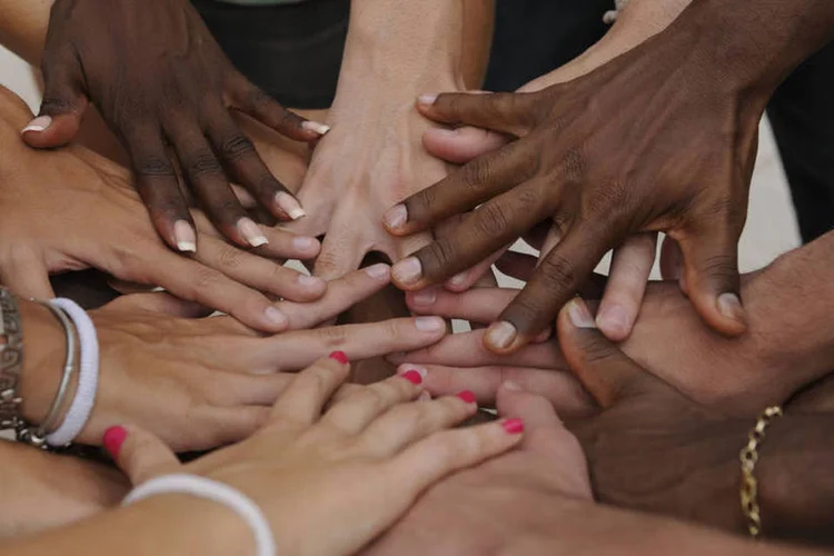 
	Trabalho volunt&aacute;rio: o voluntariado ajuda a desenvolver compet&ecirc;ncias que s&atilde;o valiosas para a vida profissional
 (mangostock / Thinkstock)