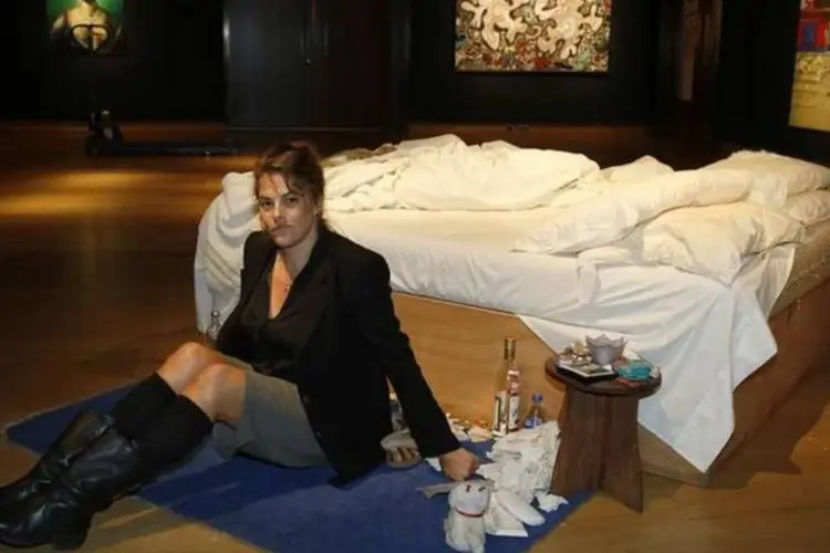 Tracey Emin posa junto à obra "My Bed" em leilão da Christie's, em junho deste ano (Luke MacGregor/Reuters)