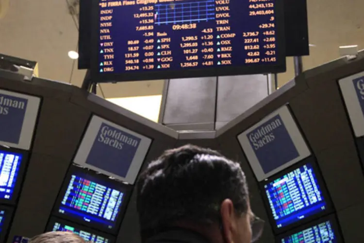 
	Traders se re&uacute;nem em posto do Goldman Sachs na bolsa de Nova York: banco quer ampliar os neg&oacute;cios no pa&iacute;s e aumentar o n&uacute;mero de empresas clientes
 (Brendan McDermid/Reuters)