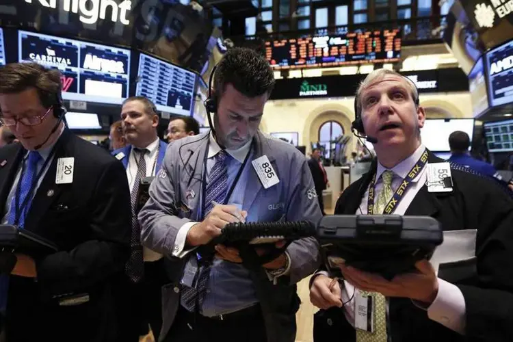 
	Traders na bolsa de Nova York: o Dow Jones registrou desvaloriza&ccedil;&atilde;o de 1,55 por cento nesta segunda-feira
 (REUTERS/Brendan McDermid)