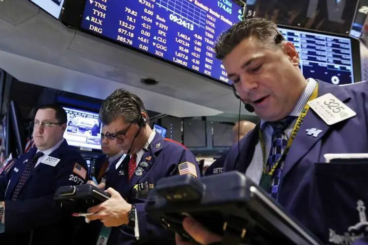 
	Traders na bolsa de Nova York: o S&amp;P marcava 1.483 pontos &agrave;s 17h04 desta quinta-feira
 (REUTERS/Brendan McDermid)