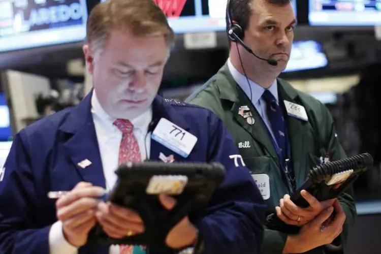 
	Traders na bolsa de Nova York: o S&amp;P acumula valoriza&ccedil;&atilde;o de 7 por cento no ano
 (REUTERS/Brendan McDermid)