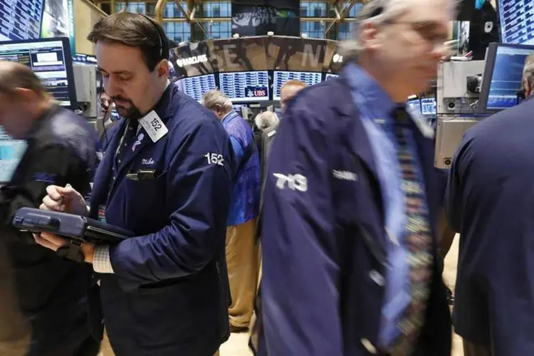 
	Traders na bolsa de Nova York: o Dow havia registrado sua maior queda do ano em um dia na segunda-feira
 (REUTERS/Brendan McDermid)