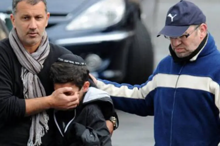 Pais e crianças expressaram choque e raiva nesta segunda-feira após um ataque antissemita que golpeou a França (Remy Gabalda/AFP)