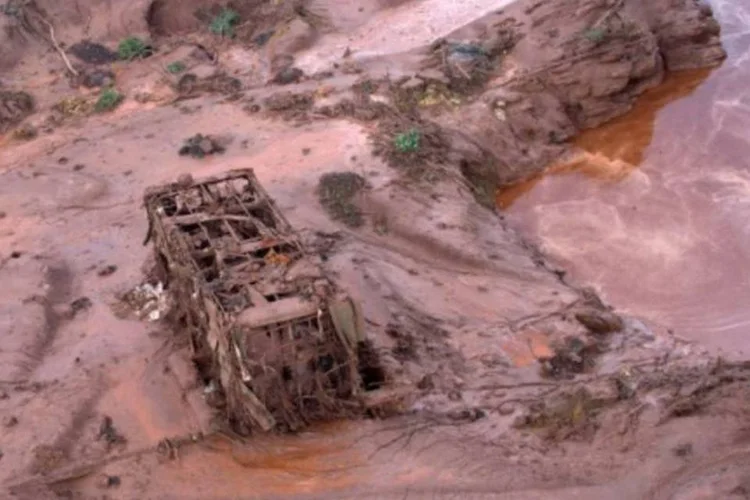 
	Vista a&eacute;rea do local da trag&eacute;dia ap&oacute;s o rompimento de uma barragem, em Bento Rodrigues, Minas Gerais: Vale e a BHP Billiton s&atilde;o s&oacute;cias na Samarco
 (Christophe Simon/AFP)