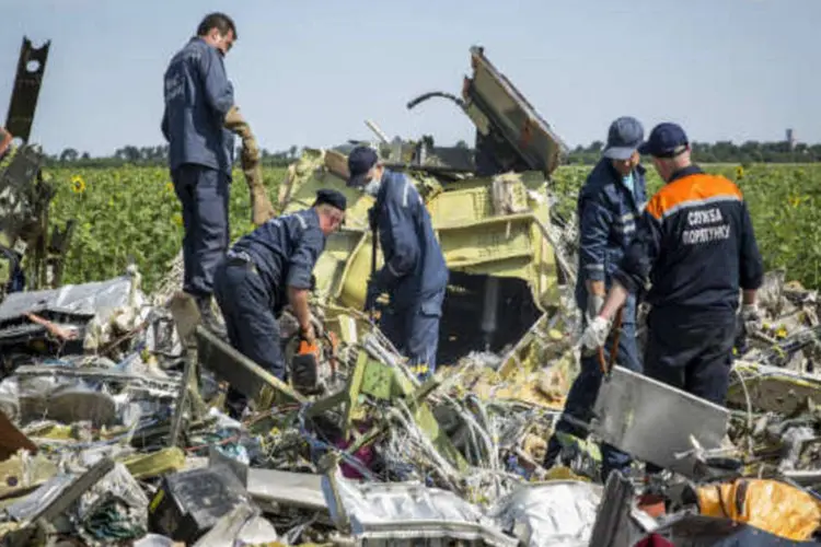 
	Destro&ccedil;os do voo MH17: ocidentais dizem ser praticamente certo que separatistas abateram o avi&atilde;o por engano
 (Getty Images)