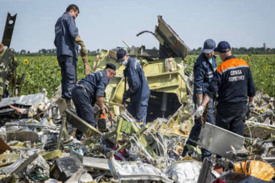 Peritos adiam investigação de queda de avião na Ucrânia