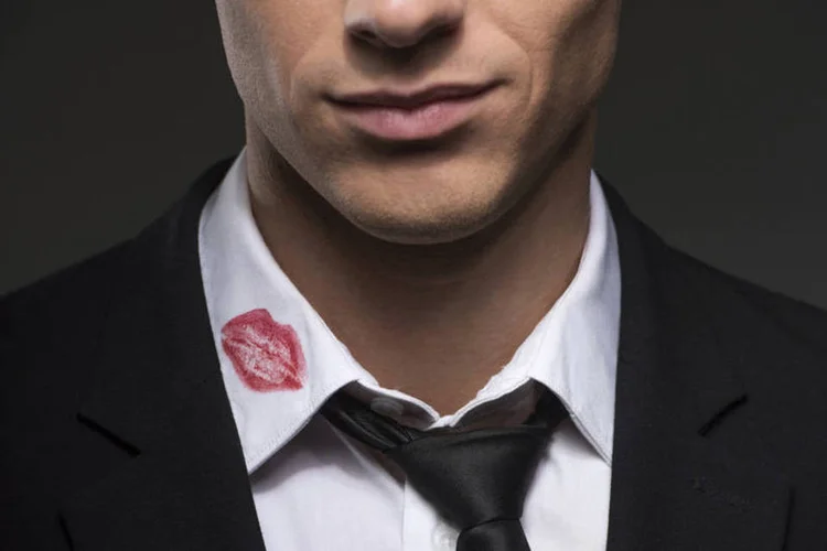 
	Homem traindo: pode ser tarde demais para muitas pessoas que foram atra&iacute;das pelo suposto manto de anonimato digital
 (thinkstock)