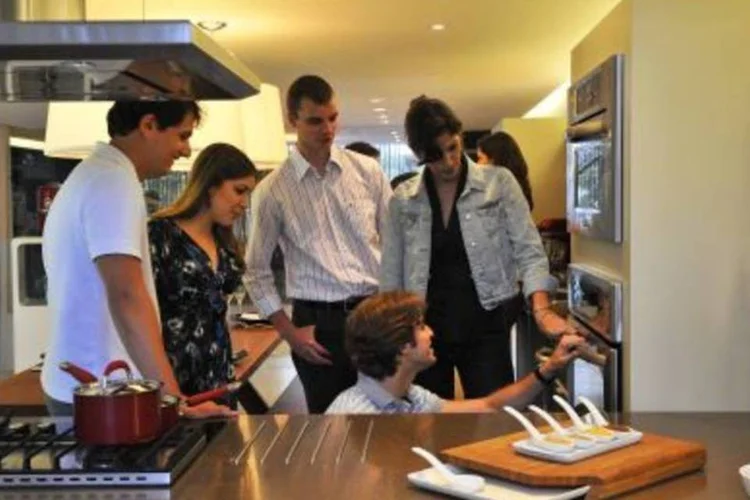 Participantes da edição 2010 do programa de trainee da Whirlpool em atividade de imersão em um dos setores da empresa (.)