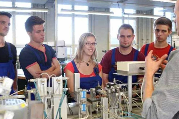 Maioria dos jovens que conseguem uma vaga de trainee em grandes empresas fala inglês  (Getty Images)