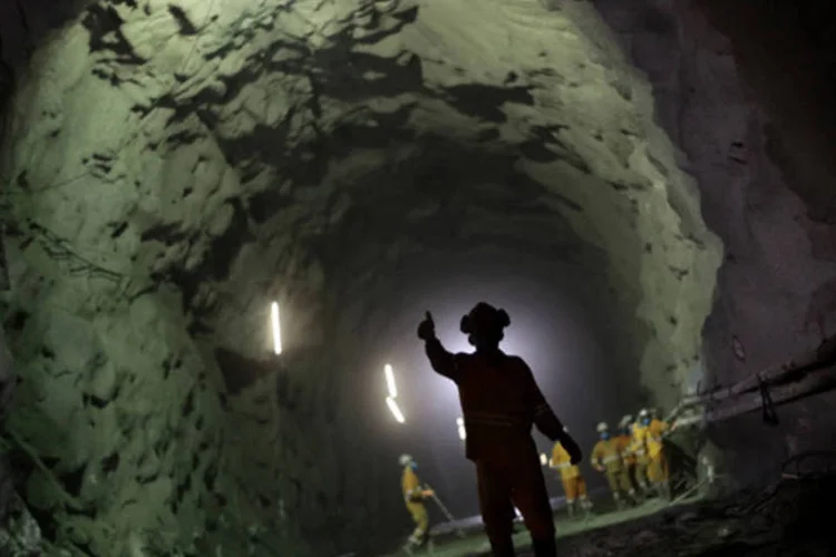 Trabalhador dentro do túnel Cuncas I, que irá ligar o rio São Francisco com um dos canais no projeto de transposição (Ueslei Marcelino/Reuters)