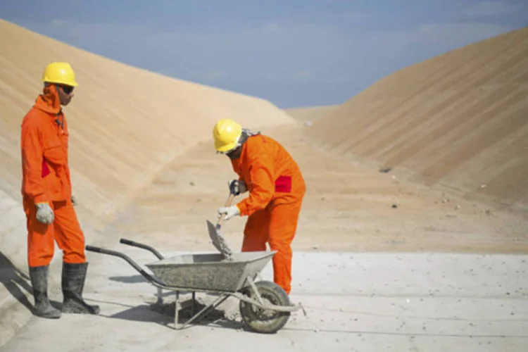 
	Trabalhadores fazem pequenos reparos em um dos canais que est&atilde;o sendo constru&iacute;dos para a transposi&ccedil;&atilde;o do rio S&atilde;o Francisco: devem ser aplicados R$ 1,4 bilh&atilde;o na obra at&eacute; dezembro
 (Ueslei Marcelino/Reuters)