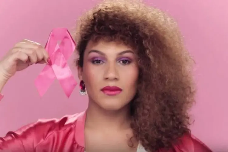 
	Candy Mel, da Banda U&oacute;, &eacute; uma mulher trans e &eacute; tamb&eacute;m a nova estrela da campanha #EuUsoAssim da Avon
 (Reprodução/YouTube)