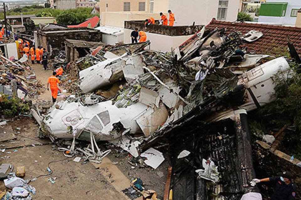 Piloto do avião da TransAsia que caiu desligou motor errado