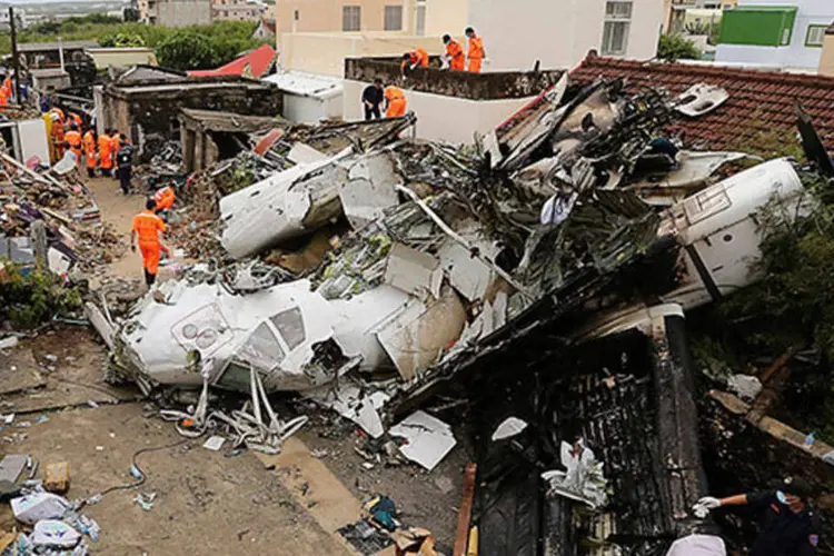 Equipe de resgate realiza buscas entre os destroços do avião da TransAsia Airways que caiu em Taiwan (REUTERS/Stringer)
