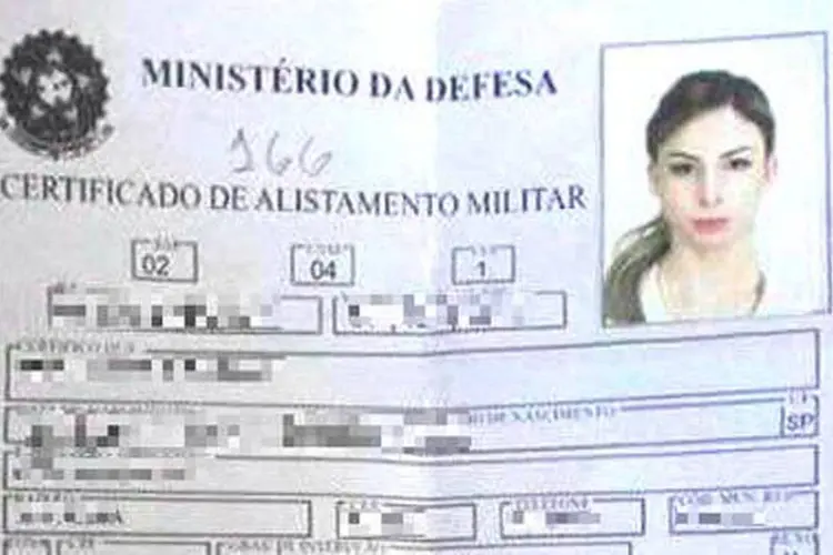 
	Transfobia: a estudante e transexual Mariana Lively, de 18 anos, denunciou ter sido fotografada enquanto entregava os documentos de alistamento militar no quartel
 (Divulgação)