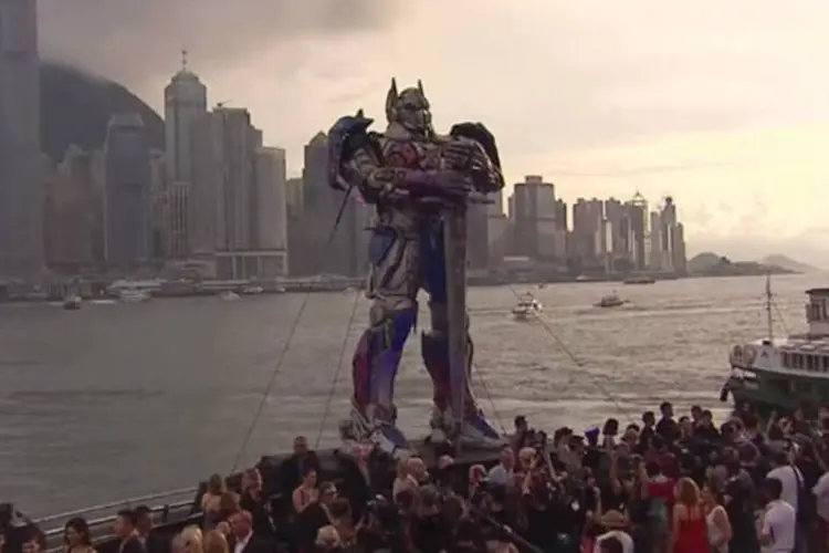 Optimus Prime: réplica do transformer gigante vigia a baía de Hong Kong no dia da estreia mundial (Reprodução/Youtube/Paramount)