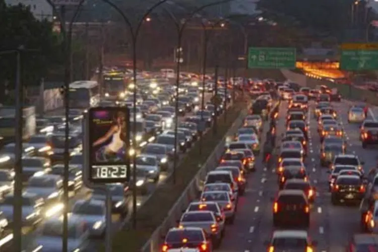 Motoristas paulistanos dizem que usariam tempo no trânsito para ficar com familiares e amigos (.)