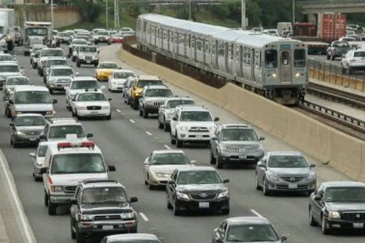 O governo federal investirá R$ 32 bilhões, dos quais R$ 22 bilhões de recursos próprios, na construção de 600 quilômetros de rodovias, 200 quilômetros de trilhos, 381 estações e terminais e a compra de 1.060 veículos para sistema sobre trilhos (Scott Olson/AFP)