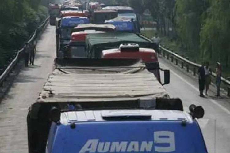 Moradores da região se aproveitam do trânsito para vender alimentos aos caminhoneiros (.)